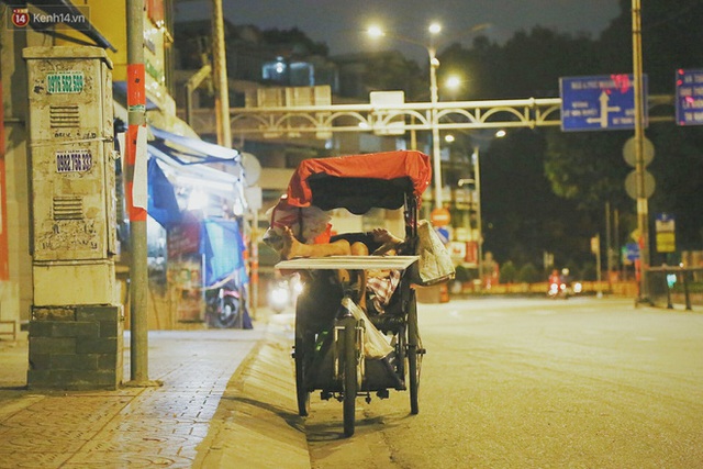  Người vô gia cư lay lắt trong đêm đầu Sài Gòn giãn cách: Con không có nhà, tối con ra Cầu Mống mà ngủ - Ảnh 21.