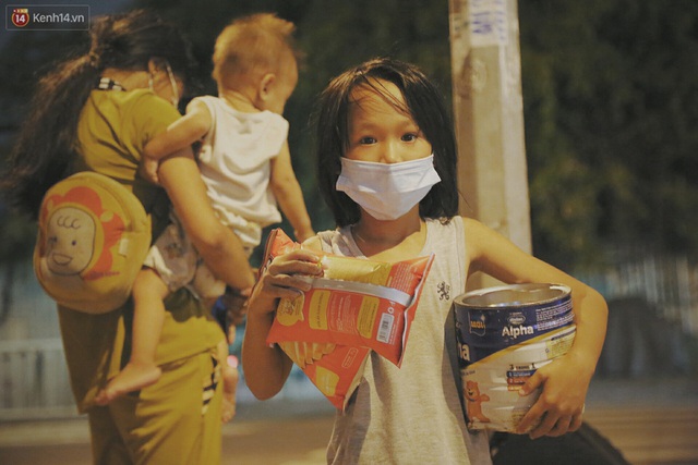 Người vô gia cư lay lắt trong đêm đầu Sài Gòn giãn cách: Con không có nhà, tối con ra Cầu Mống mà ngủ - Ảnh 3. Người vô gia cư lay lắt trong đêm đầu Sài Gòn giãn cách: Con không có nhà, tối con ra Cầu Mống mà ngủ - Ảnh 3.