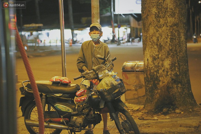  Người vô gia cư lay lắt trong đêm đầu Sài Gòn giãn cách: Con không có nhà, tối con ra Cầu Mống mà ngủ - Ảnh 22.