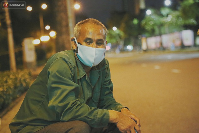 Người vô gia cư lay lắt trong đêm đầu Sài Gòn giãn cách: Con không có nhà, tối con ra Cầu Mống mà ngủ - Ảnh 23. Người vô gia cư lay lắt trong đêm đầu Sài Gòn giãn cách: Con không có nhà, tối con ra Cầu Mống mà ngủ - Ảnh 23.