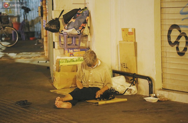 Người vô gia cư lay lắt trong đêm đầu Sài Gòn giãn cách: Con không có nhà, tối con ra Cầu Mống mà ngủ - Ảnh 29. Người vô gia cư lay lắt trong đêm đầu Sài Gòn giãn cách: Con không có nhà, tối con ra Cầu Mống mà ngủ - Ảnh 29.