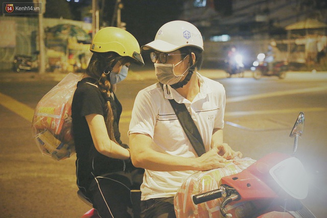 Người vô gia cư lay lắt trong đêm đầu Sài Gòn giãn cách: Con không có nhà, tối con ra Cầu Mống mà ngủ - Ảnh 4. Người vô gia cư lay lắt trong đêm đầu Sài Gòn giãn cách: Con không có nhà, tối con ra Cầu Mống mà ngủ - Ảnh 4.