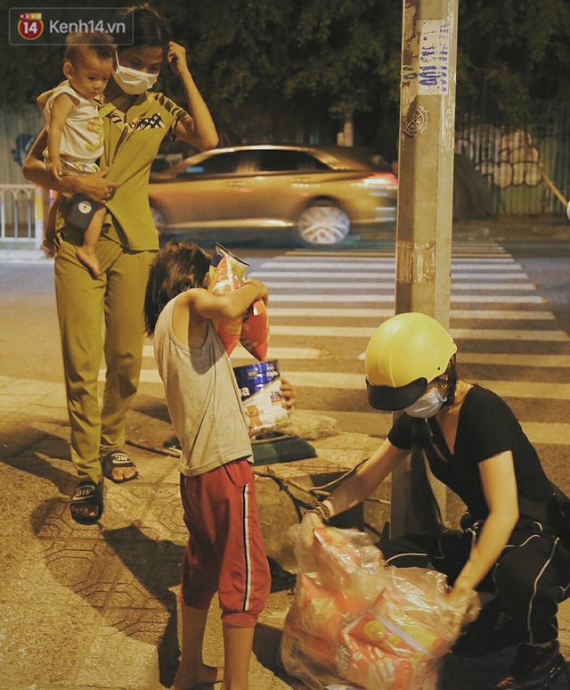  Người vô gia cư lay lắt trong đêm đầu Sài Gòn giãn cách: Con không có nhà, tối con ra Cầu Mống mà ngủ - Ảnh 5.