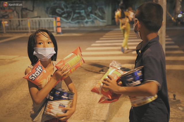 Người vô gia cư lay lắt trong đêm đầu Sài Gòn giãn cách: Con không có nhà, tối con ra Cầu Mống mà ngủ - Ảnh 7.