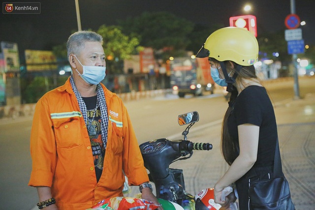 Người vô gia cư lay lắt trong đêm đầu Sài Gòn giãn cách: Con không có nhà, tối con ra Cầu Mống mà ngủ - Ảnh 10. Người vô gia cư lay lắt trong đêm đầu Sài Gòn giãn cách: Con không có nhà, tối con ra Cầu Mống mà ngủ - Ảnh 10.