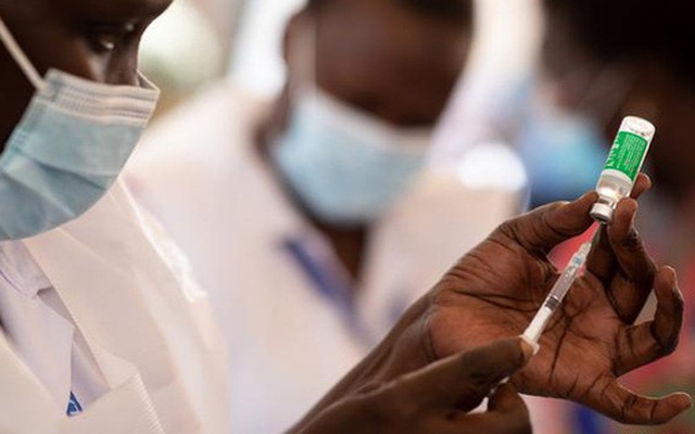 Nhân viên y tế tại Uganda chuẩn bị tiêm vaccine COVID-19 cho người dân. Ảnh: Getty Images