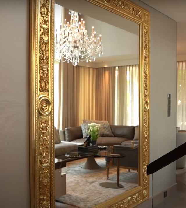 Cận cảnh chiếc gương 2 tỷ trong thiết kế nội thất của Thái Công: Mạ vàng từ đầu đến đuôi, chạm khắc tinh xảo - Ảnh 2.