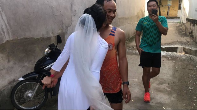 Dậy từ hơn 4h sáng, chú rể chạy bộ 19km đi đón dâu - Ảnh 2.