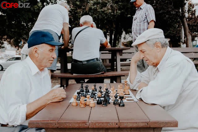 Nhà tâm lý học 87 tuổi giải thích lý do hầu hết mọi người hạnh phúc hơn ở độ tuổi 80 - Ảnh 1. Nhà tâm lý học 87 tuổi giải thích lý do hầu hết mọi người hạnh phúc hơn ở độ tuổi 80 - Ảnh 1.