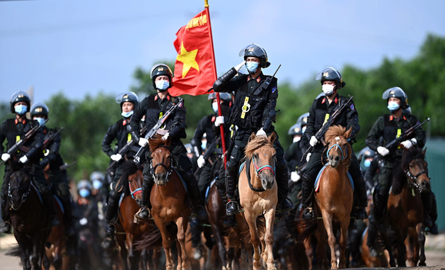  CSCĐ Kỵ binh: Sau hơn một năm huấn luyện, từ ngựa hoang đến những màn vượt rào, bổ nhào, phi nước đại bắn súng đỉnh cao - Ảnh 18.