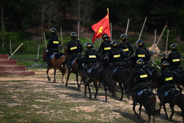  CSCĐ Kỵ binh: Sau hơn một năm huấn luyện, từ ngựa hoang đến những màn vượt rào, bổ nhào, phi nước đại bắn súng đỉnh cao - Ảnh 21.