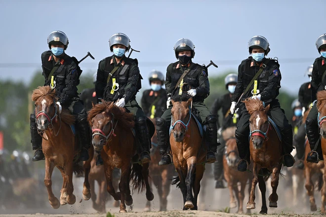  CSCĐ Kỵ binh: Sau hơn một năm huấn luyện, từ ngựa hoang đến những màn vượt rào, bổ nhào, phi nước đại bắn súng đỉnh cao - Ảnh 26.