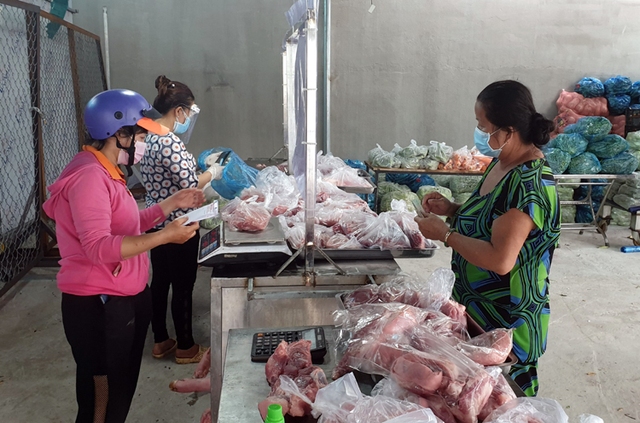 Nhiều siêu thị quá tải, một phường ở Tp. HCM kết nối tiểu thương bán hàng bình ổn giá: Thịt cá rau đầy đủ, đảm bảo giãn cách, được dân khen vừa rẻ vừa tươi ngon - Ảnh 6.