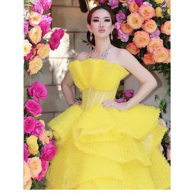 Lộ diện nhà thiết kế Việt làm ra chiếc váy nữ hoàng được triệu phú đô la Mimi Morris mặc trong lễ kỷ niệm ngày cưới tại Mỹ - Ảnh 3.