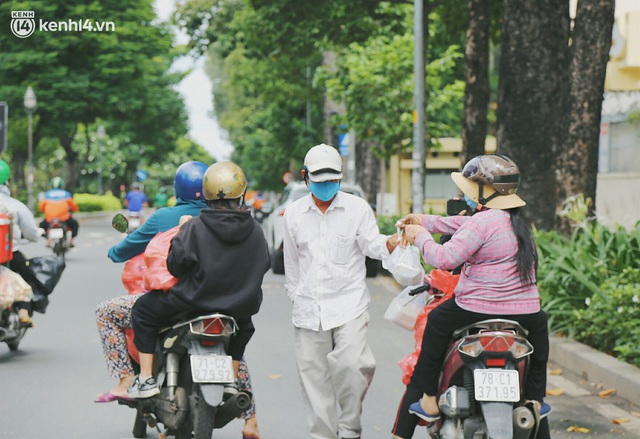  Chuyện ấm lòng khi Sài Gòn giãn cách: Hội chị em miệt mài nấu hàng trăm phần cơm, đi khắp nơi để tặng cho người khó khăn - Ảnh 1.