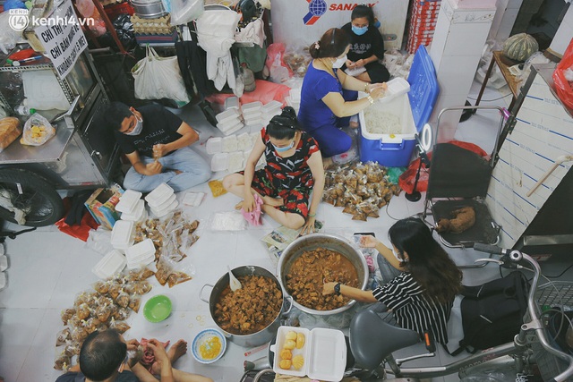  Chuyện ấm lòng khi Sài Gòn giãn cách: Hội chị em miệt mài nấu hàng trăm phần cơm, đi khắp nơi để tặng cho người khó khăn - Ảnh 2.