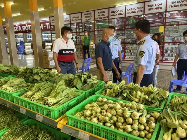 QLTT kiểm tra giá bán hàng hóa tại Bách Hóa Xanh - Ảnh 2.