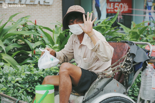  Chuyện ấm lòng khi Sài Gòn giãn cách: Hội chị em miệt mài nấu hàng trăm phần cơm, đi khắp nơi để tặng cho người khó khăn - Ảnh 12.