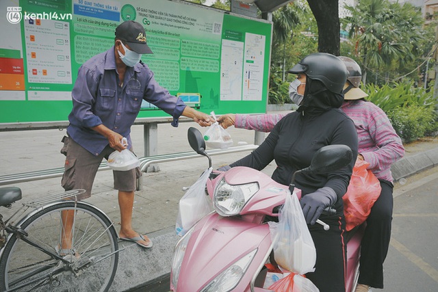  Chuyện ấm lòng khi Sài Gòn giãn cách: Hội chị em miệt mài nấu hàng trăm phần cơm, đi khắp nơi để tặng cho người khó khăn - Ảnh 19.