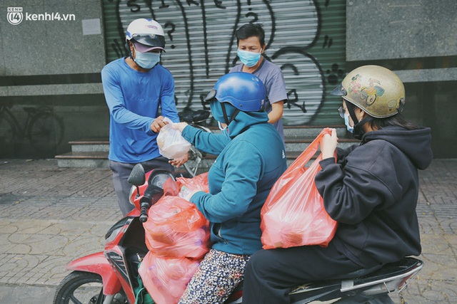  Chuyện ấm lòng khi Sài Gòn giãn cách: Hội chị em miệt mài nấu hàng trăm phần cơm, đi khắp nơi để tặng cho người khó khăn - Ảnh 20.