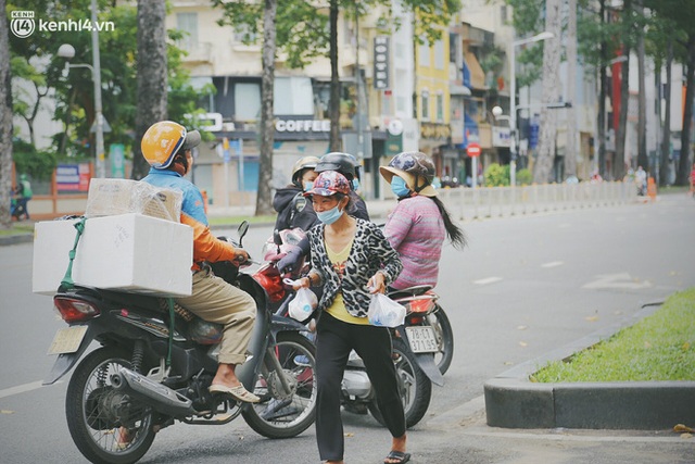  Chuyện ấm lòng khi Sài Gòn giãn cách: Hội chị em miệt mài nấu hàng trăm phần cơm, đi khắp nơi để tặng cho người khó khăn - Ảnh 21.