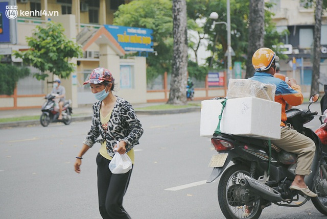  Chuyện ấm lòng khi Sài Gòn giãn cách: Hội chị em miệt mài nấu hàng trăm phần cơm, đi khắp nơi để tặng cho người khó khăn - Ảnh 22.