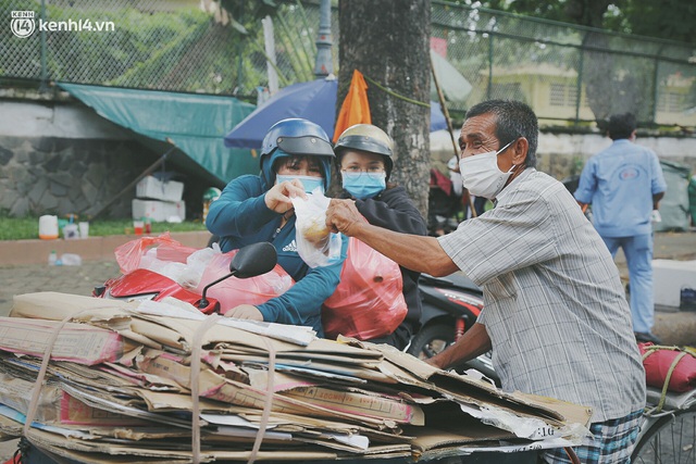  Chuyện ấm lòng khi Sài Gòn giãn cách: Hội chị em miệt mài nấu hàng trăm phần cơm, đi khắp nơi để tặng cho người khó khăn - Ảnh 23.