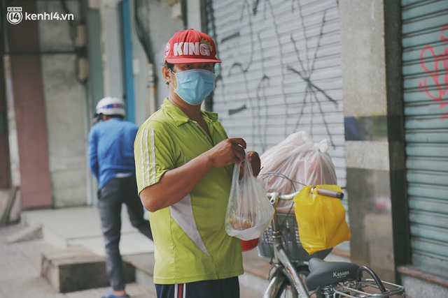  Chuyện ấm lòng khi Sài Gòn giãn cách: Hội chị em miệt mài nấu hàng trăm phần cơm, đi khắp nơi để tặng cho người khó khăn - Ảnh 24.