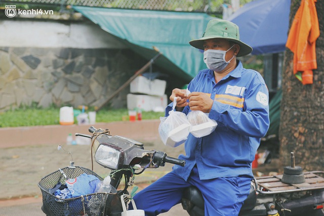  Chuyện ấm lòng khi Sài Gòn giãn cách: Hội chị em miệt mài nấu hàng trăm phần cơm, đi khắp nơi để tặng cho người khó khăn - Ảnh 26.