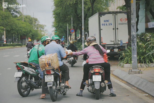  Chuyện ấm lòng khi Sài Gòn giãn cách: Hội chị em miệt mài nấu hàng trăm phần cơm, đi khắp nơi để tặng cho người khó khăn - Ảnh 27.