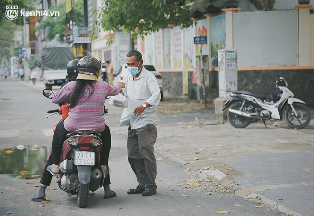  Chuyện ấm lòng khi Sài Gòn giãn cách: Hội chị em miệt mài nấu hàng trăm phần cơm, đi khắp nơi để tặng cho người khó khăn - Ảnh 28.