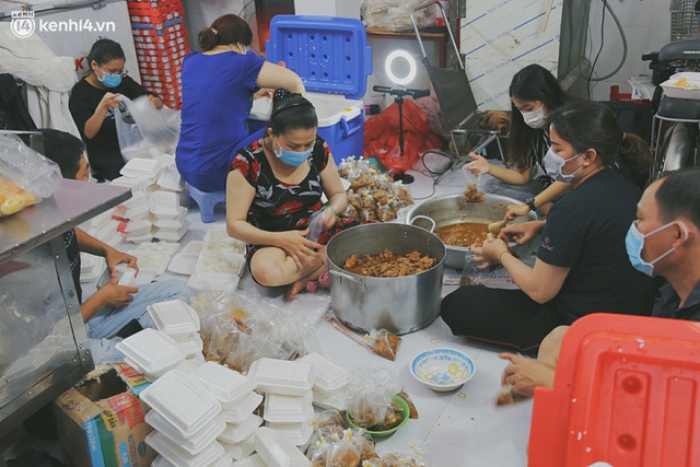  Chuyện ấm lòng khi Sài Gòn giãn cách: Hội chị em miệt mài nấu hàng trăm phần cơm, đi khắp nơi để tặng cho người khó khăn - Ảnh 4.