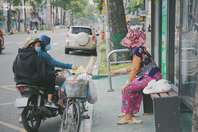  Chuyện ấm lòng khi Sài Gòn giãn cách: Hội chị em miệt mài nấu hàng trăm phần cơm, đi khắp nơi để tặng cho người khó khăn - Ảnh 5.