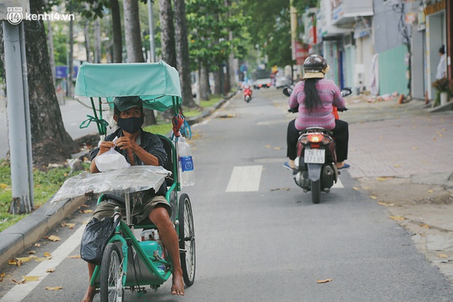  Chuyện ấm lòng khi Sài Gòn giãn cách: Hội chị em miệt mài nấu hàng trăm phần cơm, đi khắp nơi để tặng cho người khó khăn - Ảnh 6.