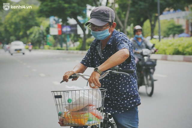  Chuyện ấm lòng khi Sài Gòn giãn cách: Hội chị em miệt mài nấu hàng trăm phần cơm, đi khắp nơi để tặng cho người khó khăn - Ảnh 7.