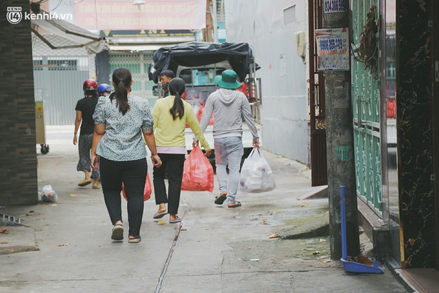 Chuyện ấm lòng khi Sài Gòn giãn cách: Hội chị em miệt mài nấu hàng trăm phần cơm, đi khắp nơi để tặng cho người khó khăn - Ảnh 10. Chuyện ấm lòng khi Sài Gòn giãn cách: Hội chị em miệt mài nấu hàng trăm phần cơm, đi khắp nơi để tặng cho người khó khăn - Ảnh 10.