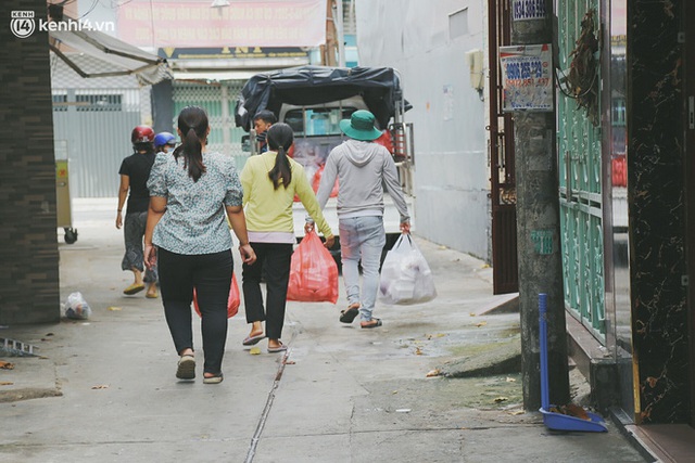  Chuyện ấm lòng khi Sài Gòn giãn cách: Hội chị em miệt mài nấu hàng trăm phần cơm, đi khắp nơi để tặng cho người khó khăn - Ảnh 10.