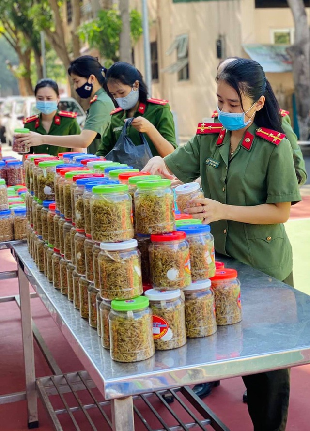  [ẢNH] Người dân xứ Nghệ quyên góp rau củ, ngày đêm làm đồ ăn để ủng hộ tâm dịch TP. HCM - Ảnh 11.