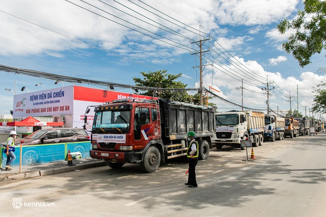  Cận cảnh đại công trường nơi xây dựng thần tốc 2 bệnh viện dã chiến Covid-19 ở TP.HCM - Ảnh 12.