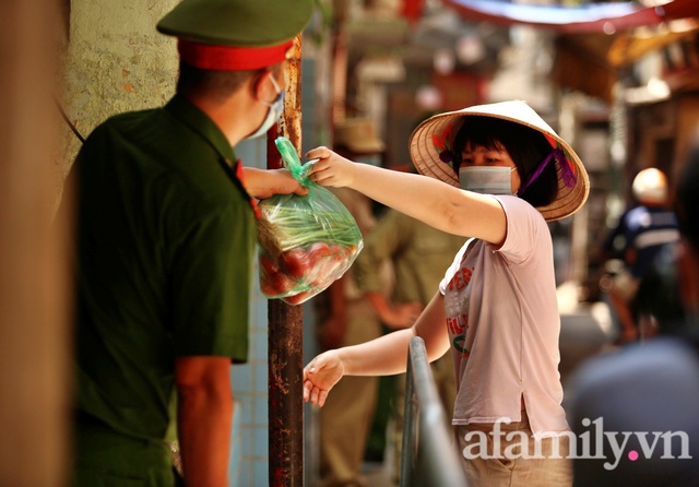 Hà Nội: Tạm phong tỏa nơi ở, đưa 2 mẹ con bé gái 1 tuổi dương tính SARS-CoV-2 đi cách ly - Ảnh 9.