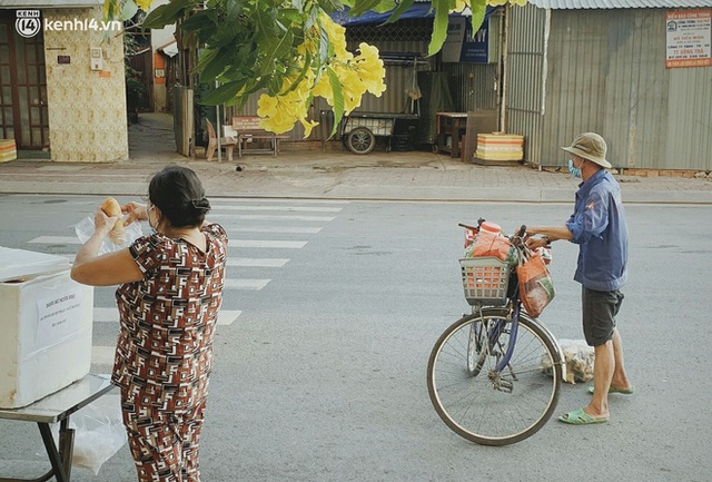  Phát một hộp cơm, tặng một phần gạo và câu chuyện từ thiện từ những người trong cuộc ở Sài Gòn: Của cho không bằng cách cho - Ảnh 7.