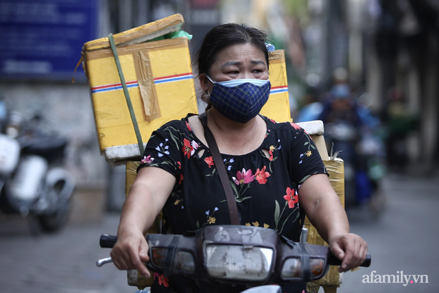 Hà Nội ngày đầu thực hiện Công điện 15: Tiểu thương ngậm ngùi quay xe ngay trước cổng chợ, có người rưng rưng nước mắt, hàng đã nhập về biết bán đi đâu? - Ảnh 14.