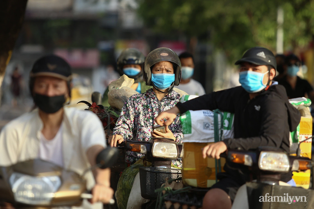 Hà Nội ngày đầu thực hiện Công điện 15: Tiểu thương ngậm ngùi quay xe ngay trước cổng chợ, có người rưng rưng nước mắt, hàng đã nhập về biết bán đi đâu? - Ảnh 15.