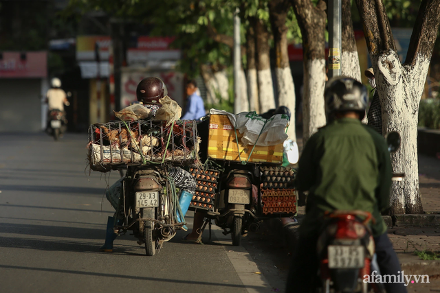 Hà Nội ngày đầu thực hiện Công điện 15: Tiểu thương ngậm ngùi quay xe ngay trước cổng chợ, có người rưng rưng nước mắt, hàng đã nhập về biết bán đi đâu? - Ảnh 16.