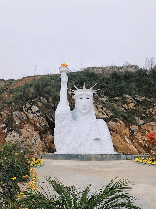  Xôn xao ảnh chụp bức tượng Nữ hoàng băng giá Elsa “phiên bản biến dạng” ở Sa Pa, dân mạng phản ứng dữ dội - Ảnh 3.