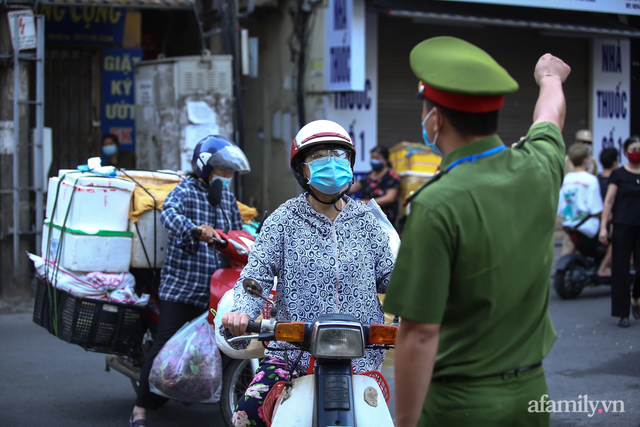 Hà Nội ngày đầu thực hiện Công điện 15: Tiểu thương ngậm ngùi quay xe ngay trước cổng chợ, có người rưng rưng nước mắt, hàng đã nhập về biết bán đi đâu? - Ảnh 5.