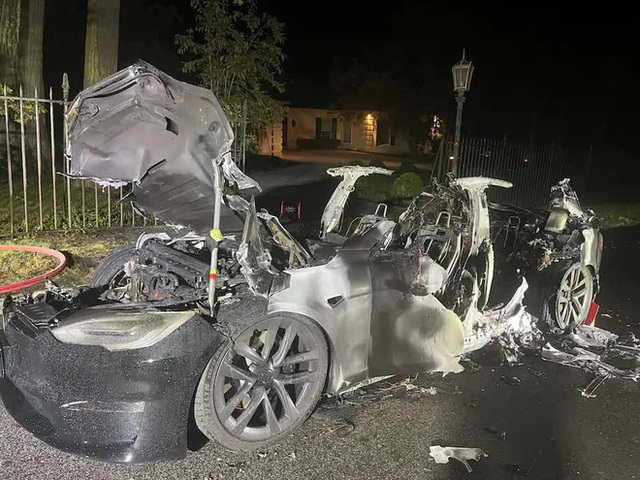 Mẫu xe Tesla siêu hiệu năng vừa giao tới tay khách đã bốc cháy, suýt đốt chết chủ xe bên trong khi cửa điện tử hỏng bất ngờ - Ảnh 1.