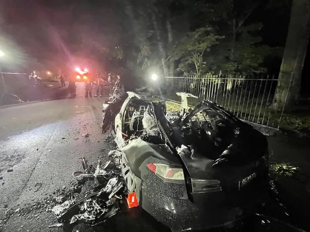 Mẫu xe Tesla siêu hiệu năng vừa giao tới tay khách đã bốc cháy, suýt đốt chết chủ xe bên trong khi cửa điện tử hỏng bất ngờ - Ảnh 2.