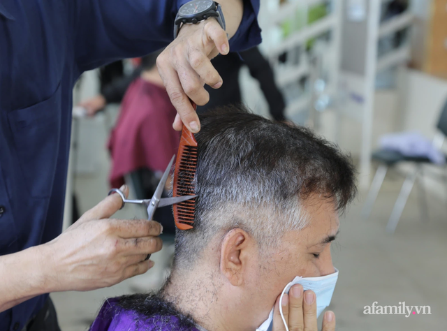 TP.HCM: Ấm lòng 7 tình nguyện viên đến bệnh viện cắt tóc miễn phí để bác sĩ yên tâm chống dịch - Ảnh 5.