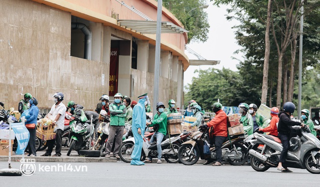 Đội quân shipper “đổ bộ” đến những bệnh viện dã chiến để giao hàng hóa cho bệnh nhân Covid-19 ở Sài Gòn - Ảnh 1.